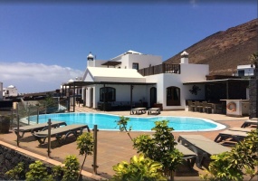 5 Bedrooms Bedrooms, 0 ,4 BathroomsBathrooms,Villa,For Sale,0,1001